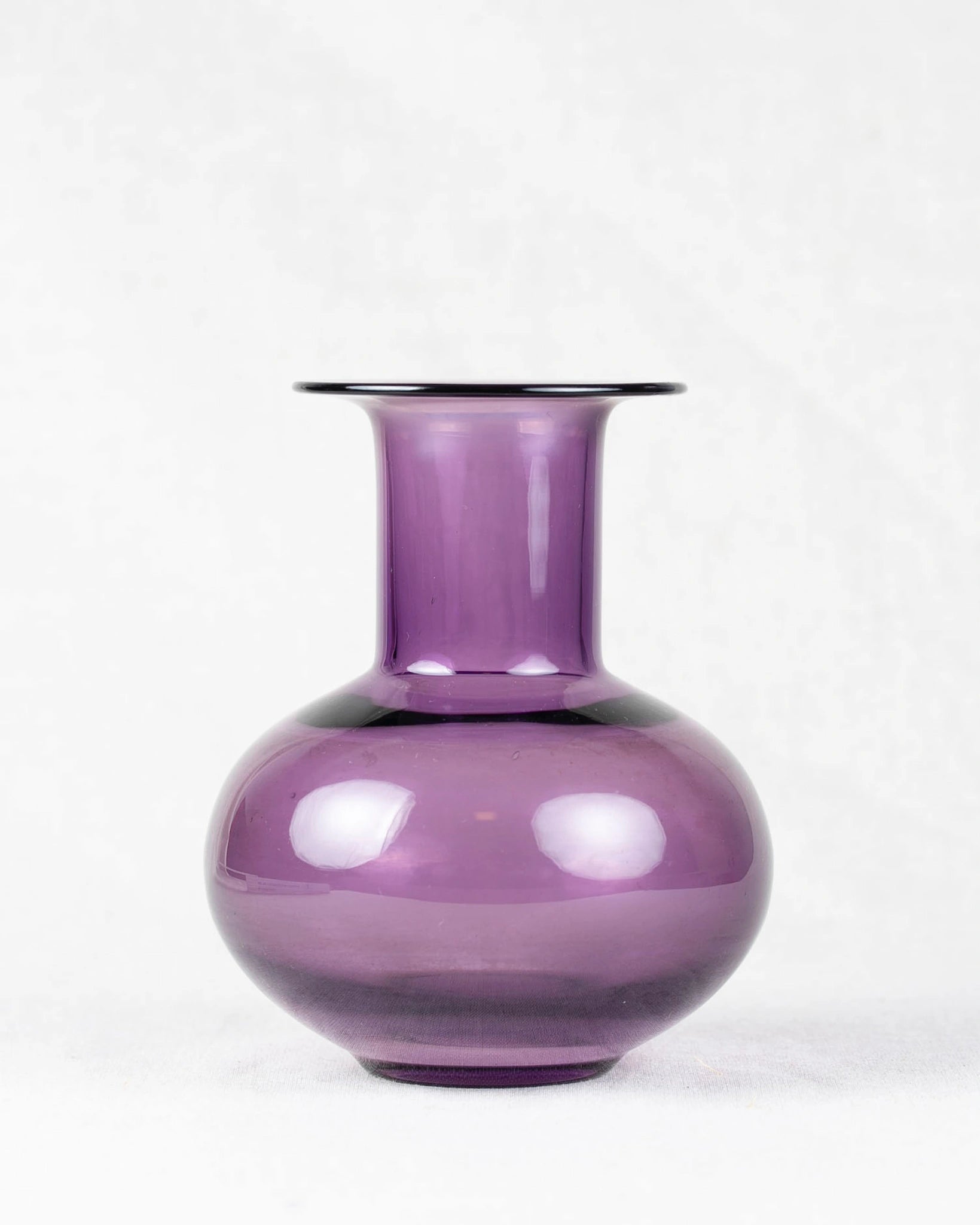 glasvase-lila-bauchig-aubergine-vintage