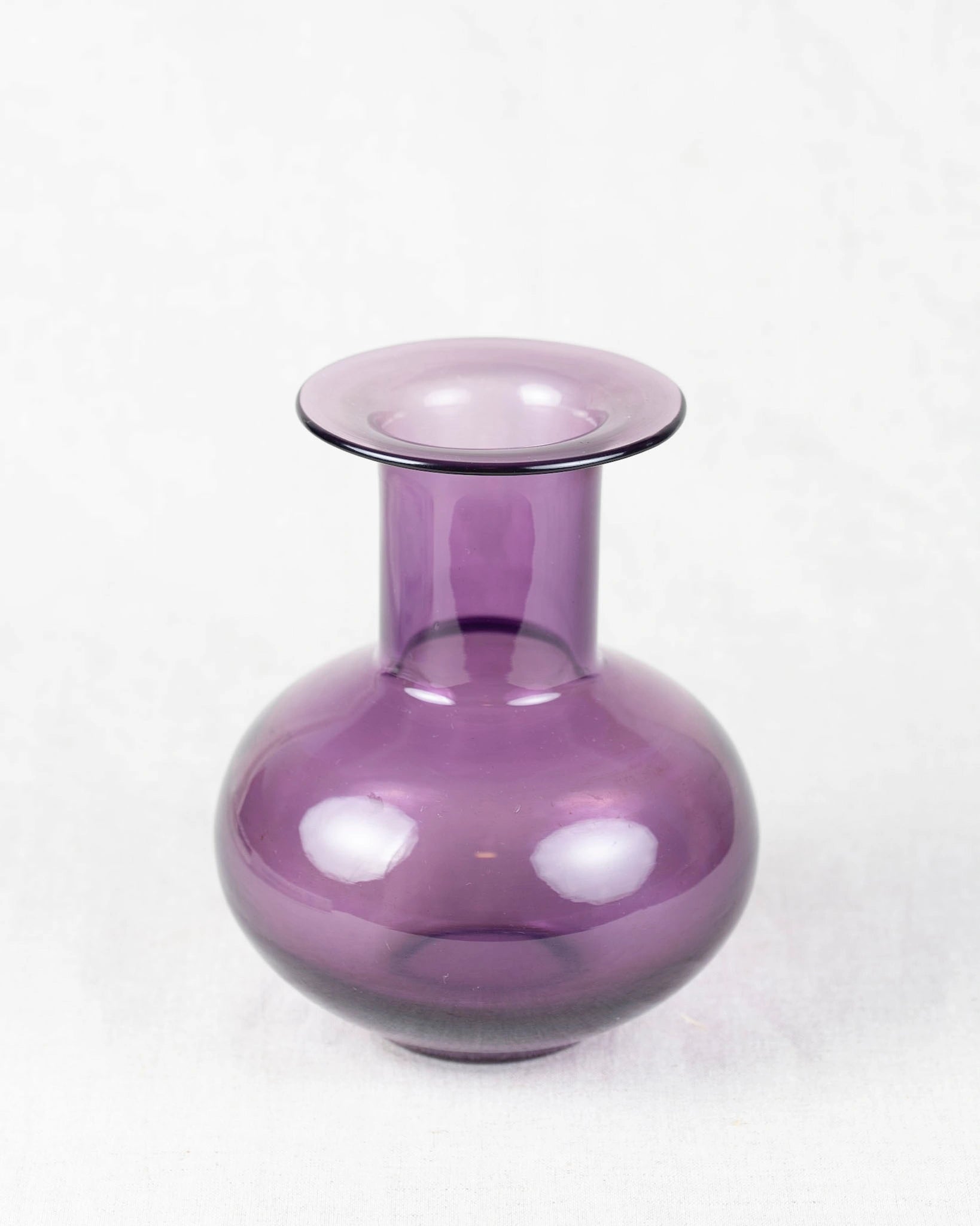 glasvase-lila-bauchig-aubergine-vintage