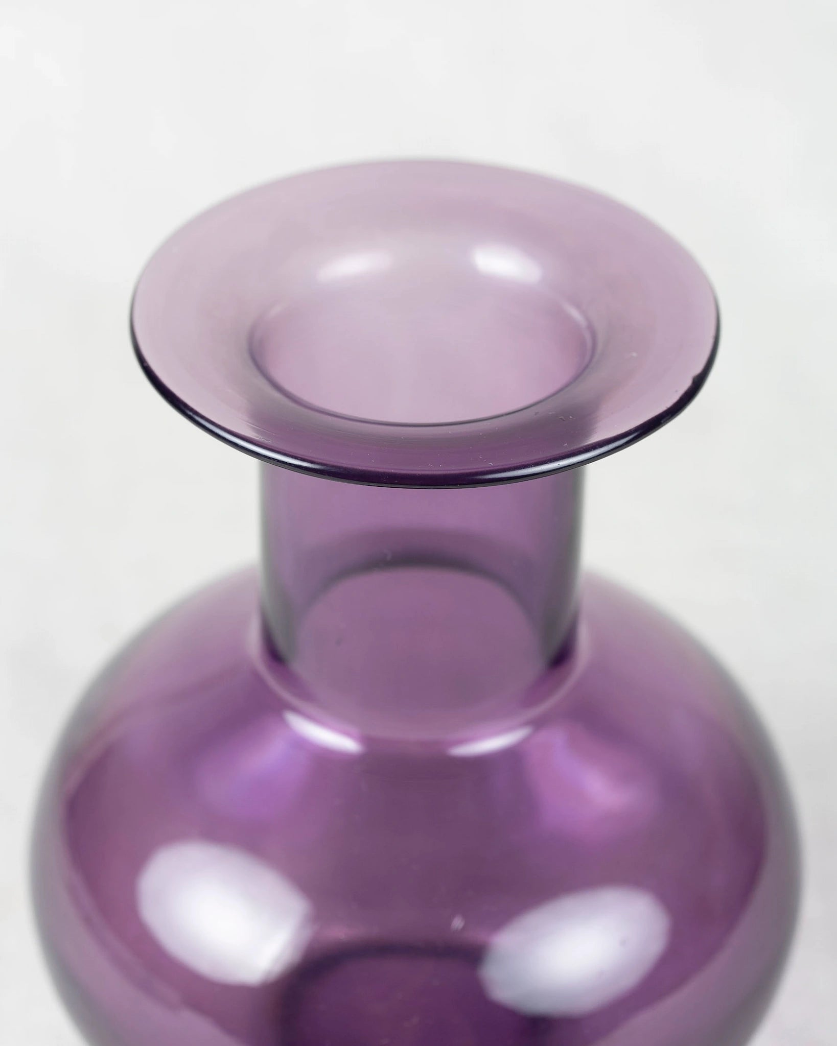 glasvase-lila-bauchig-aubergine-vintage