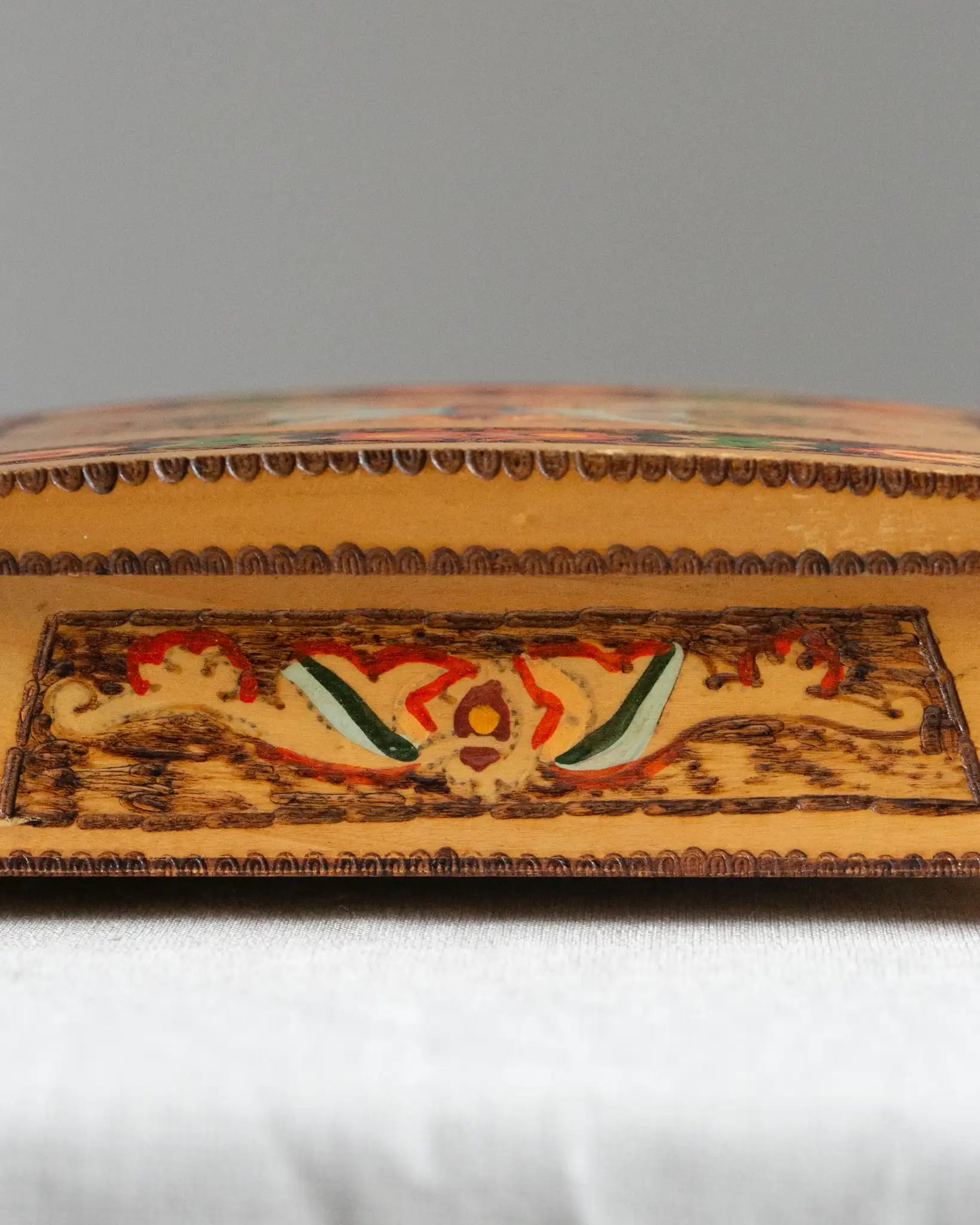 holzschatulle-schmuckschatulle-holz-gemustert-vintage-handgeschnitzt