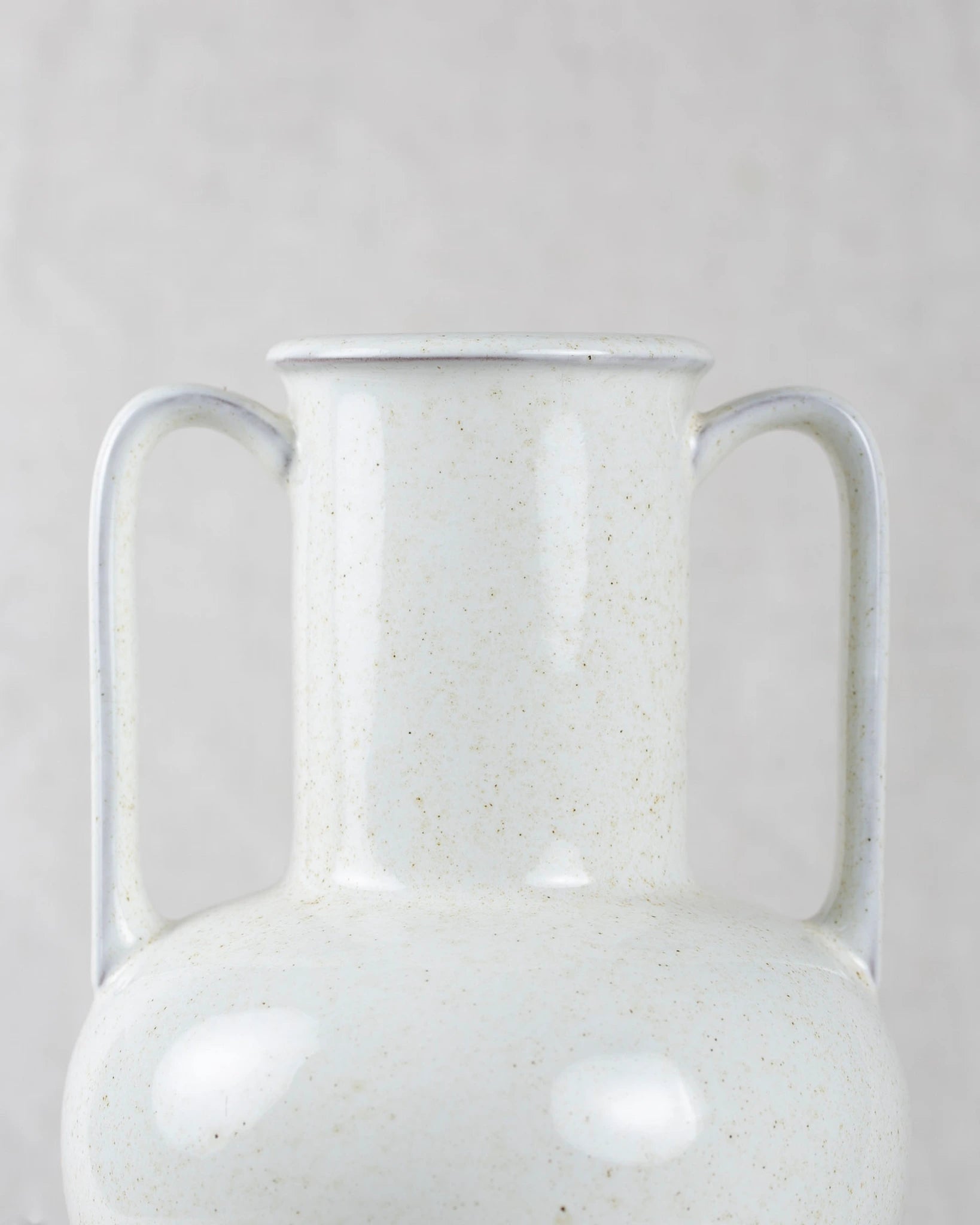 keramikvase-henkelvase-griechisch-vase-grau-weiß