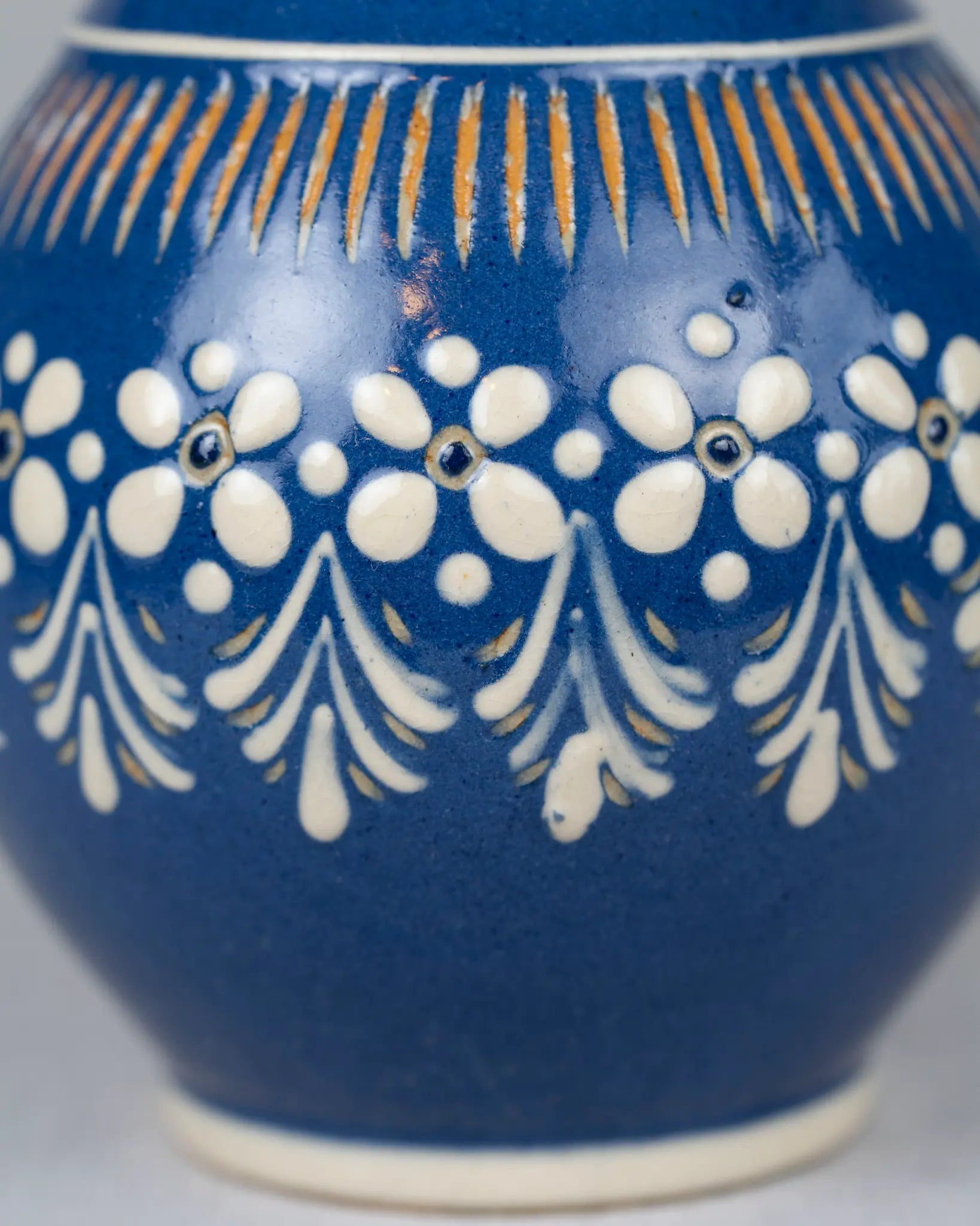 krug-blau-blumen-muster-keramik-vintage-karaffe-deko-landhaus