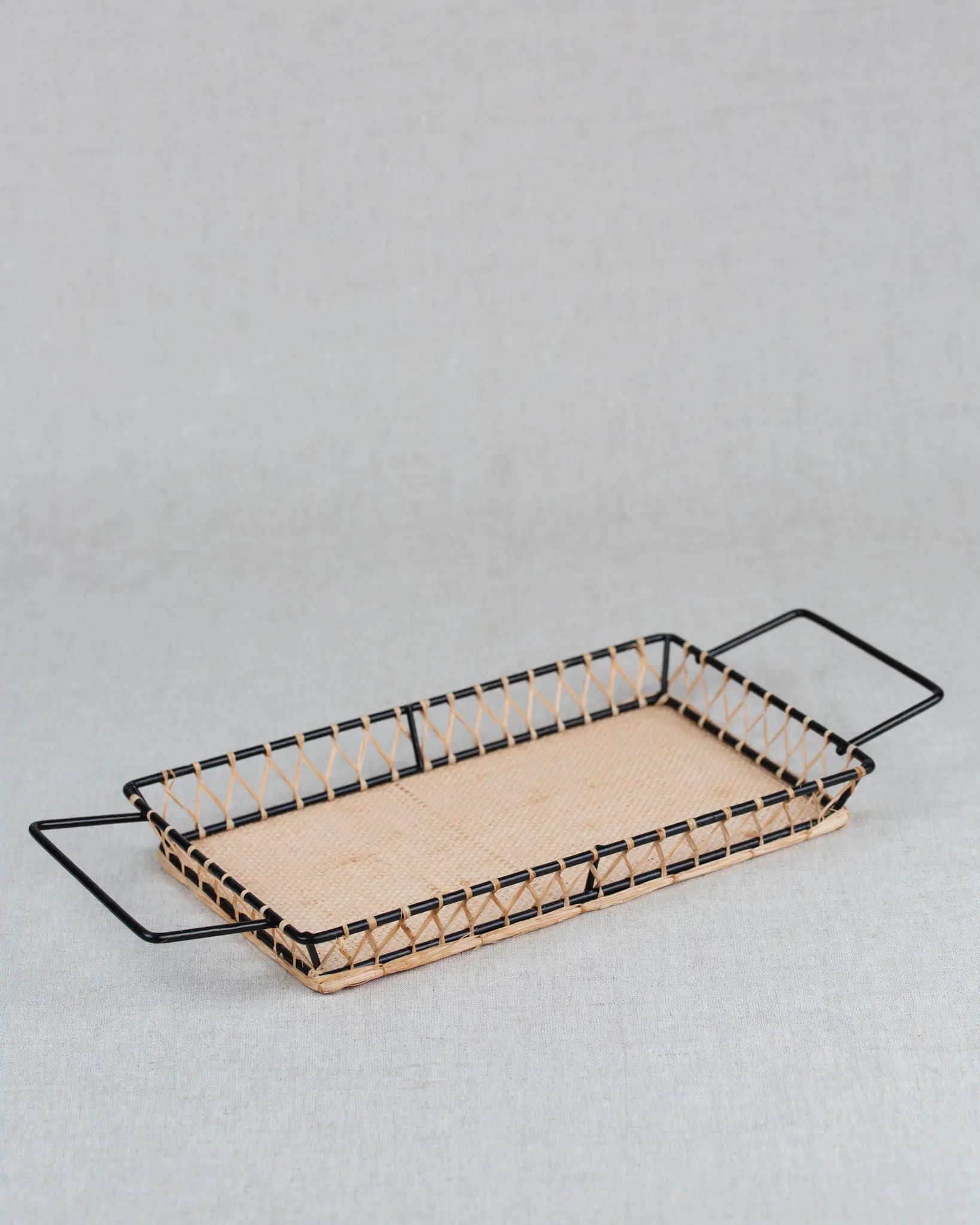 midcentury-dekotablett-tablett-korbgeflecht-vintage-körbchen-servieren