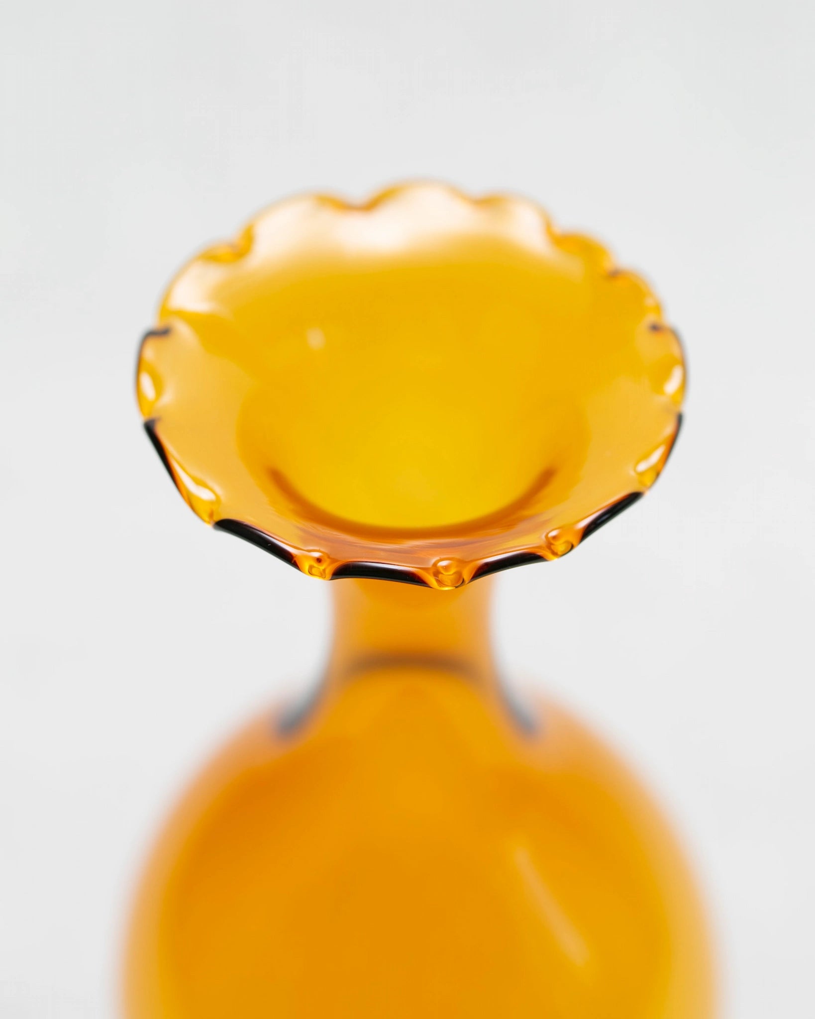 rauchglas-vase-rüschen-orange-bernsteinfarben-glasvase-ddr-vintage