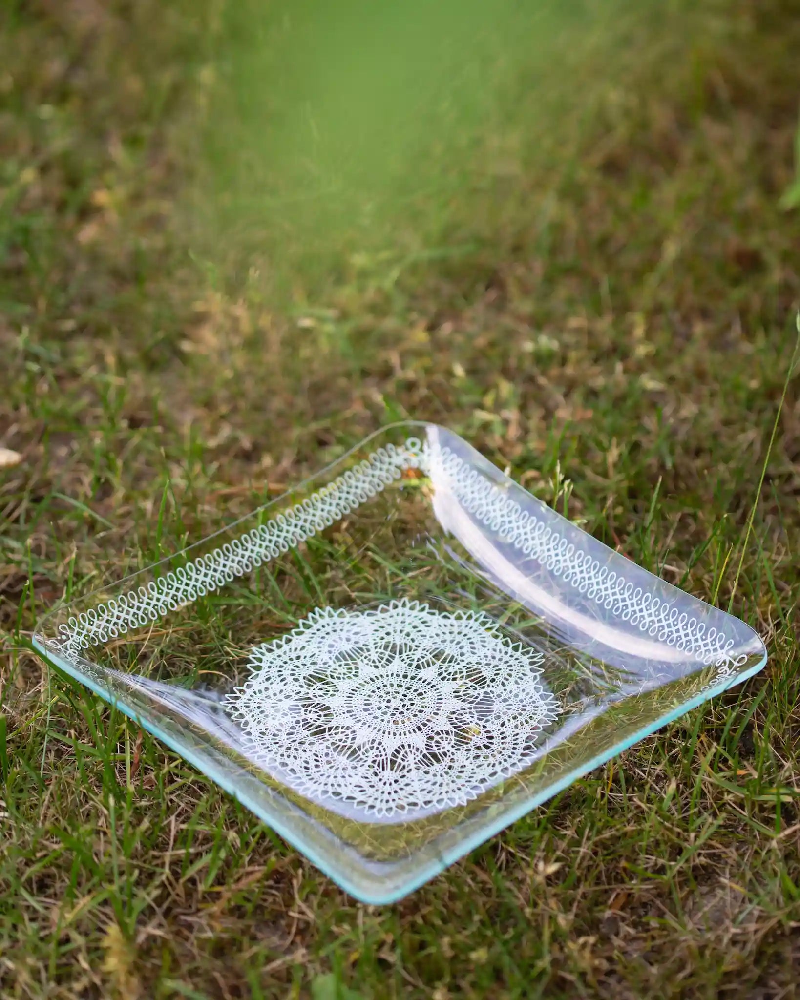 schale-teller-glas-glaswerk-olbernhau-ddr-ostalgie-weiß-verzierung-vintage
