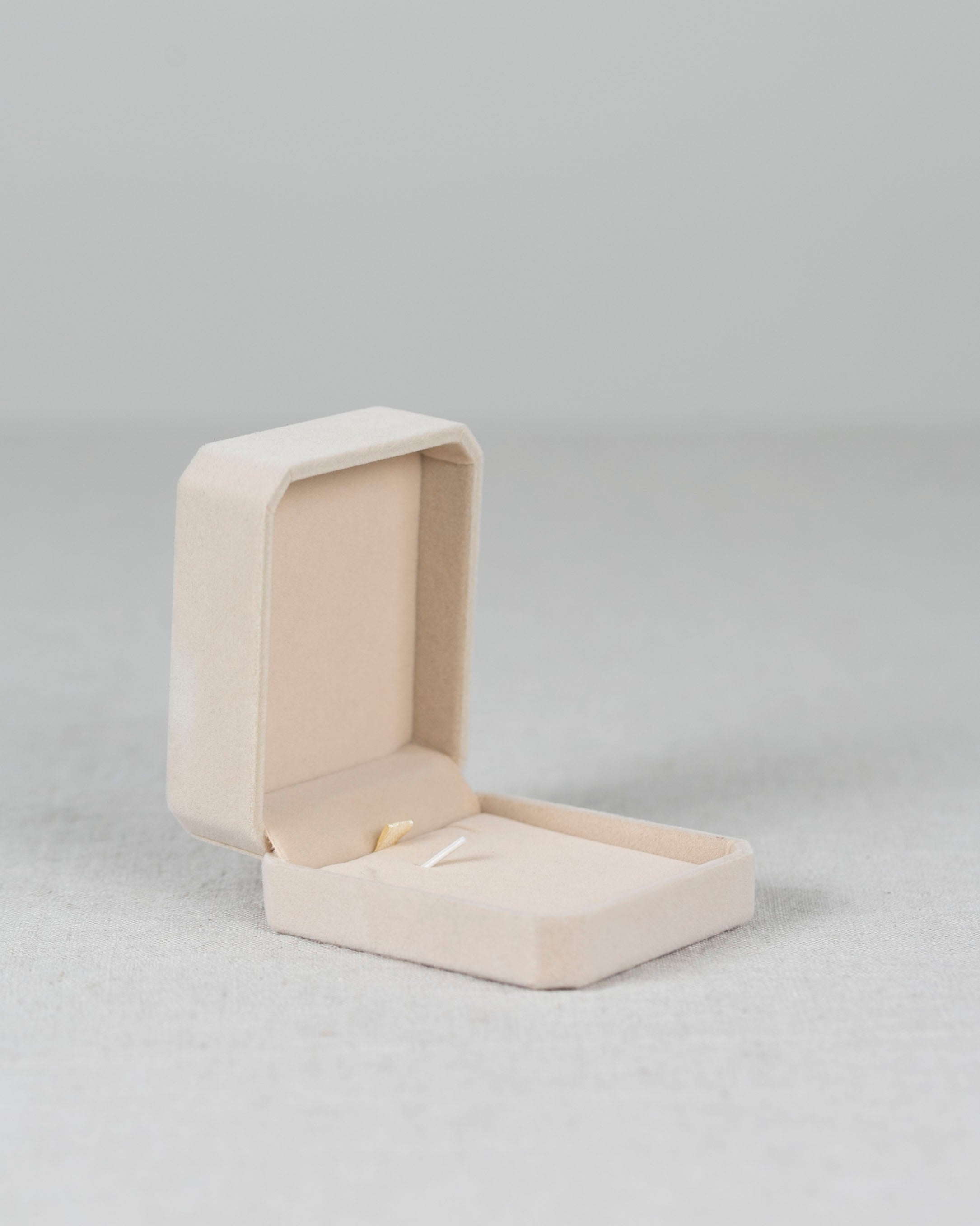 Schmucketui in creme weiß