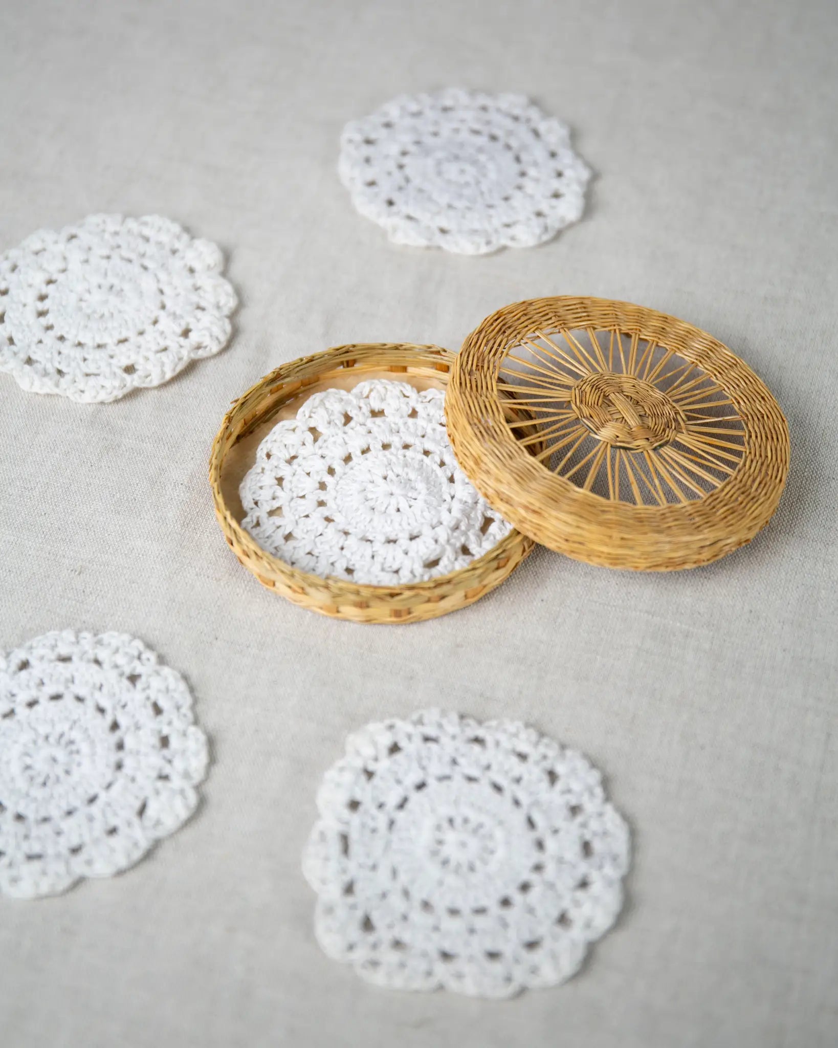untersetzer-gehäkelt-boho-weiß-strick-vintage