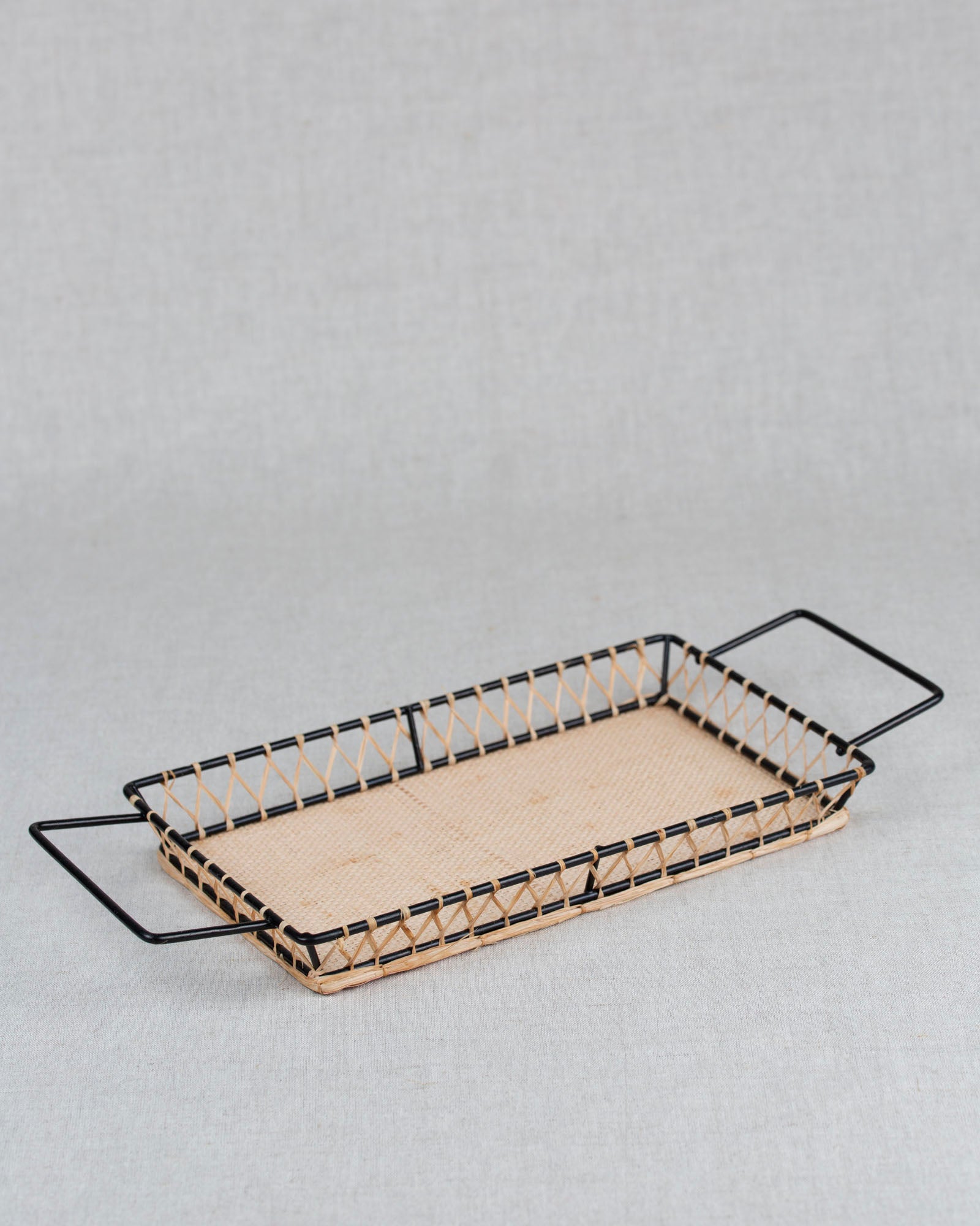 Schönes Dekotablett mit Korbgeflecht
