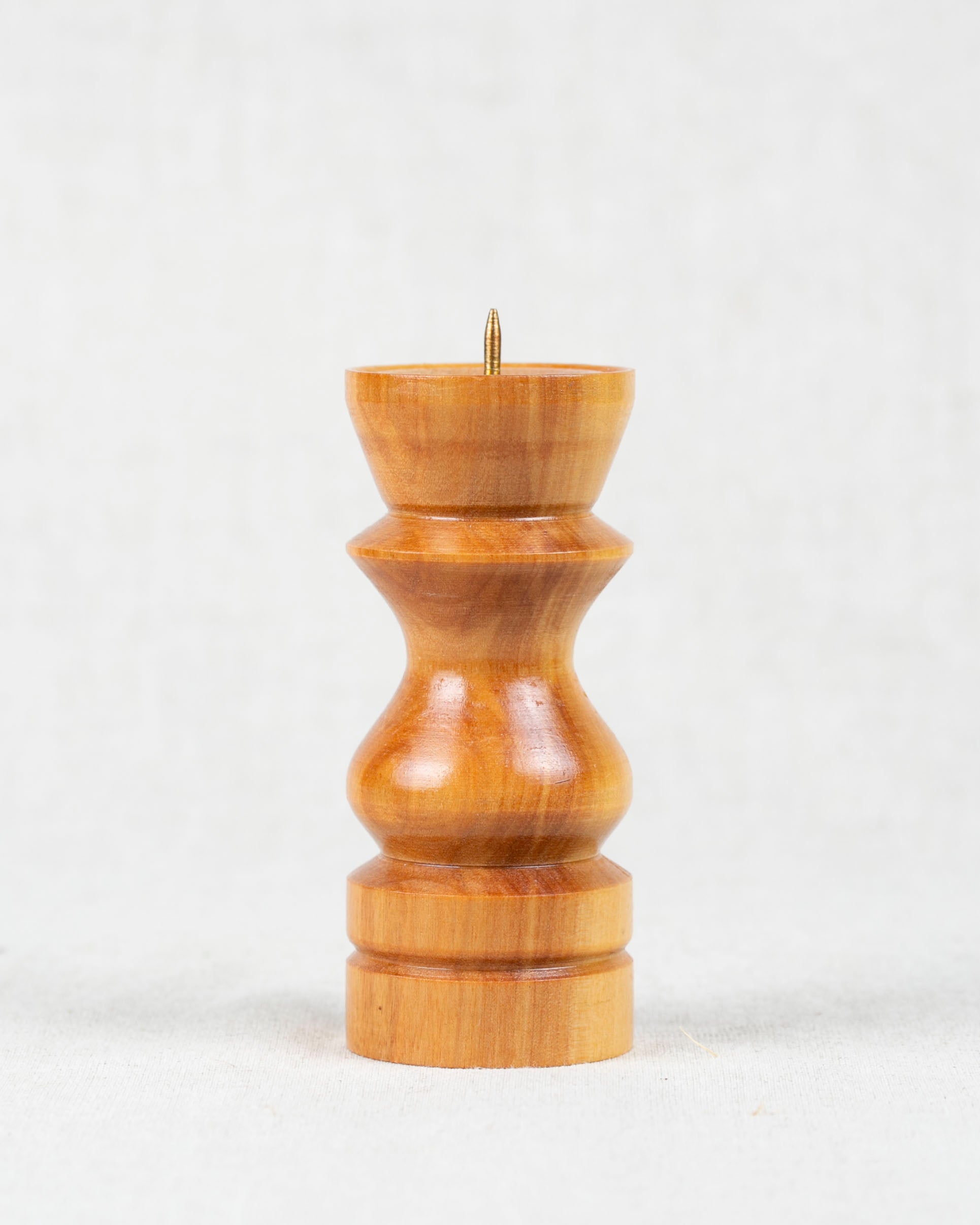 schöner Kerzenständer aus Holz