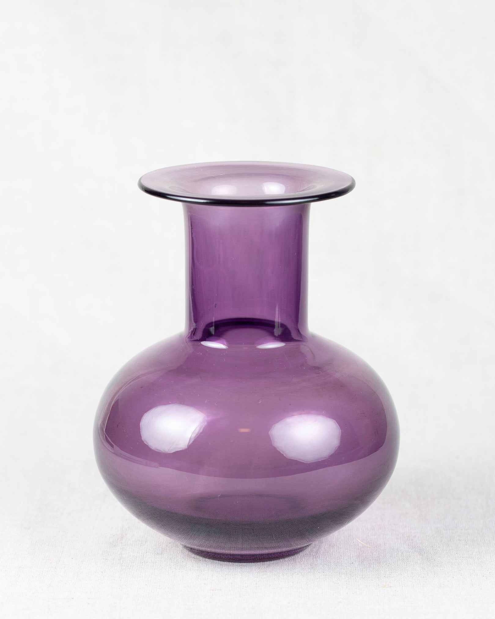lila bauchige Vase