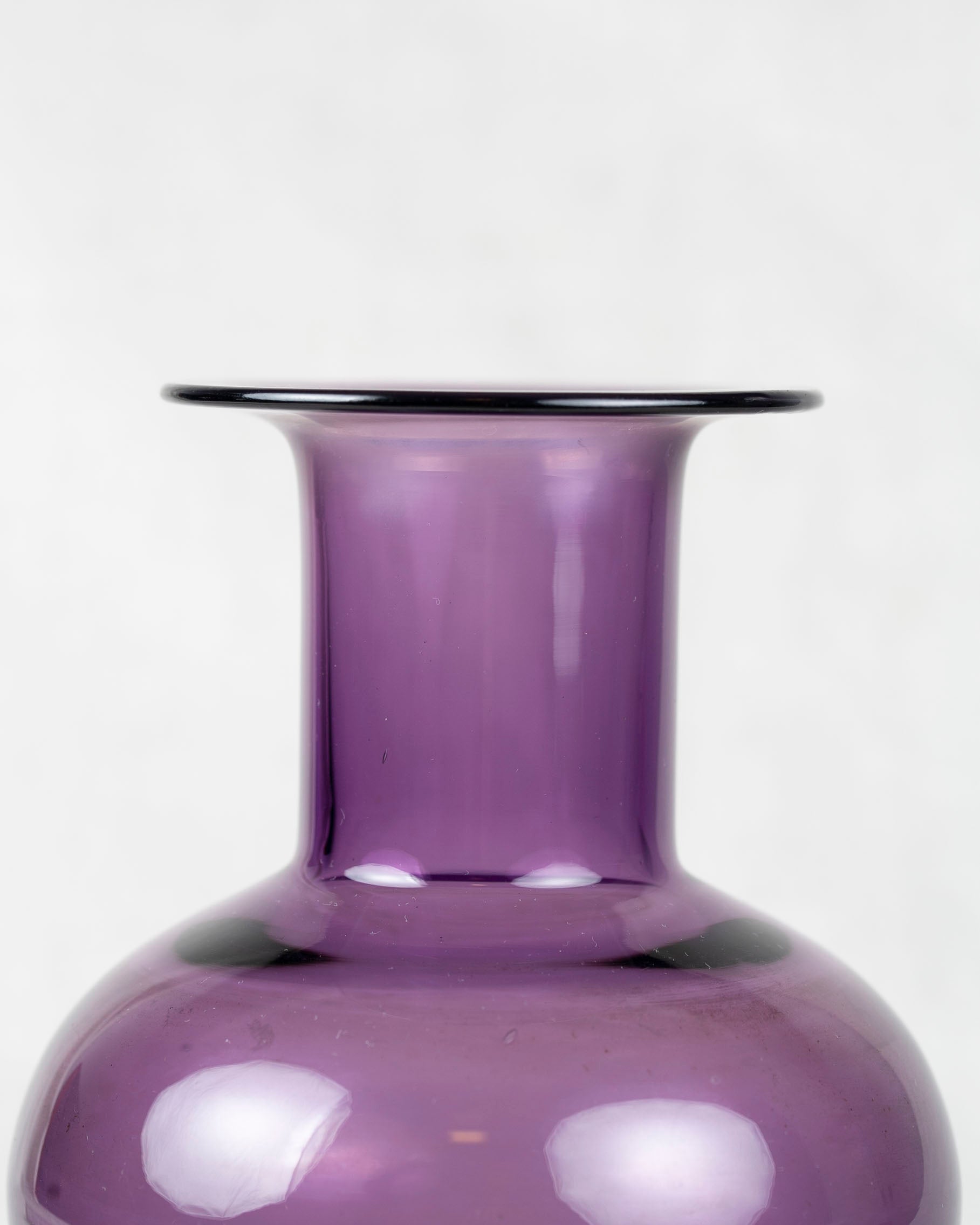 lila bauchige Vase