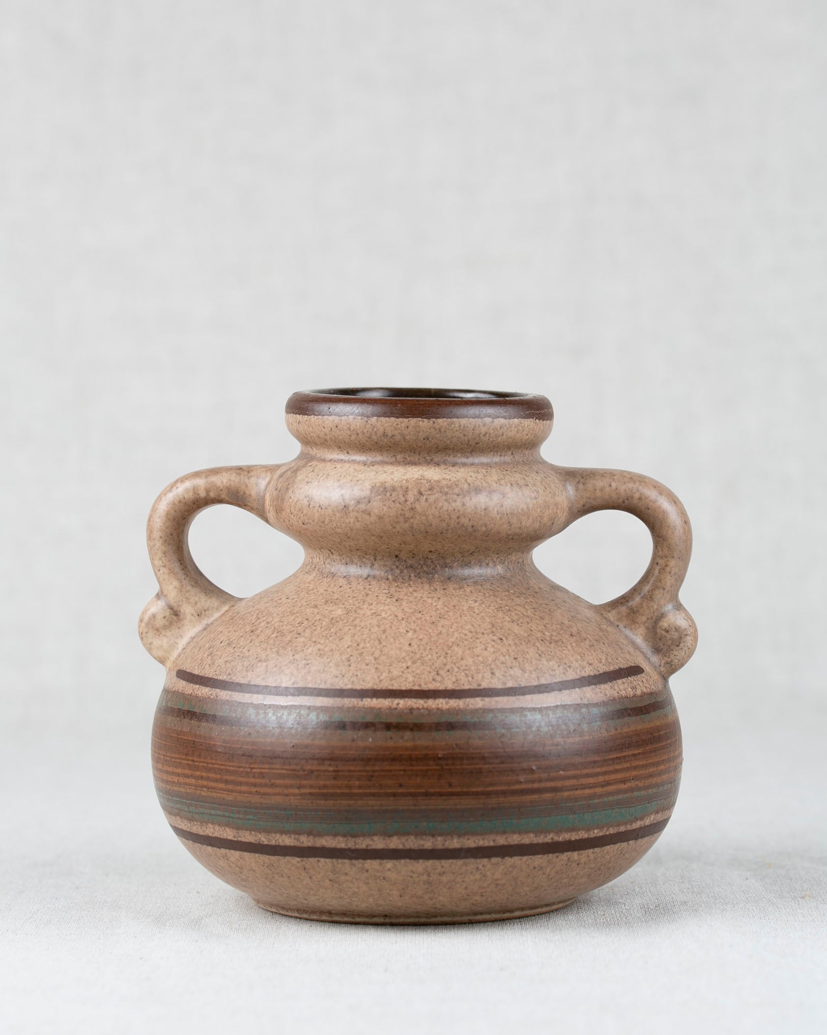 Henkel Vase aus Keramik in Braun