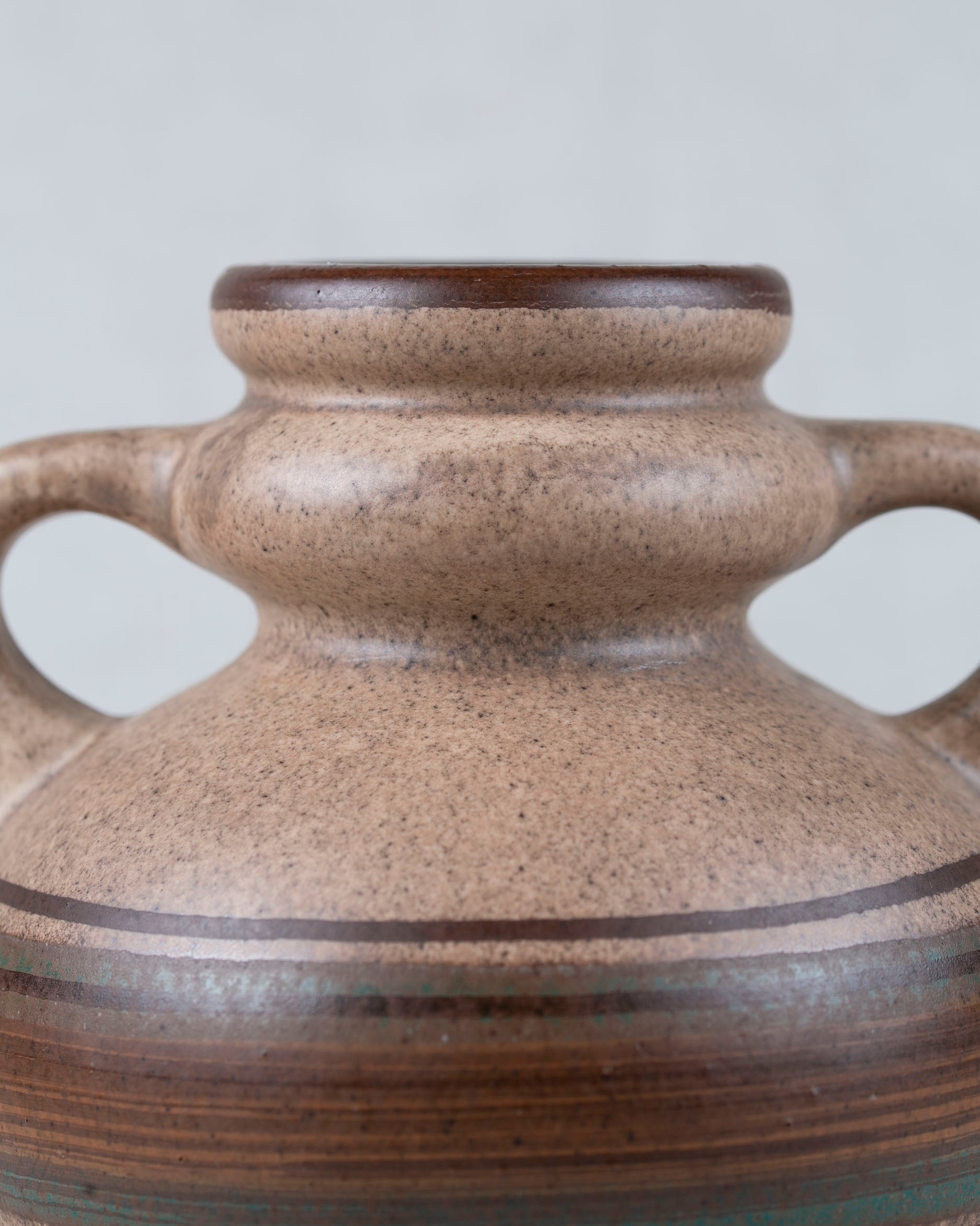 Henkel Vase aus Keramik in Braun