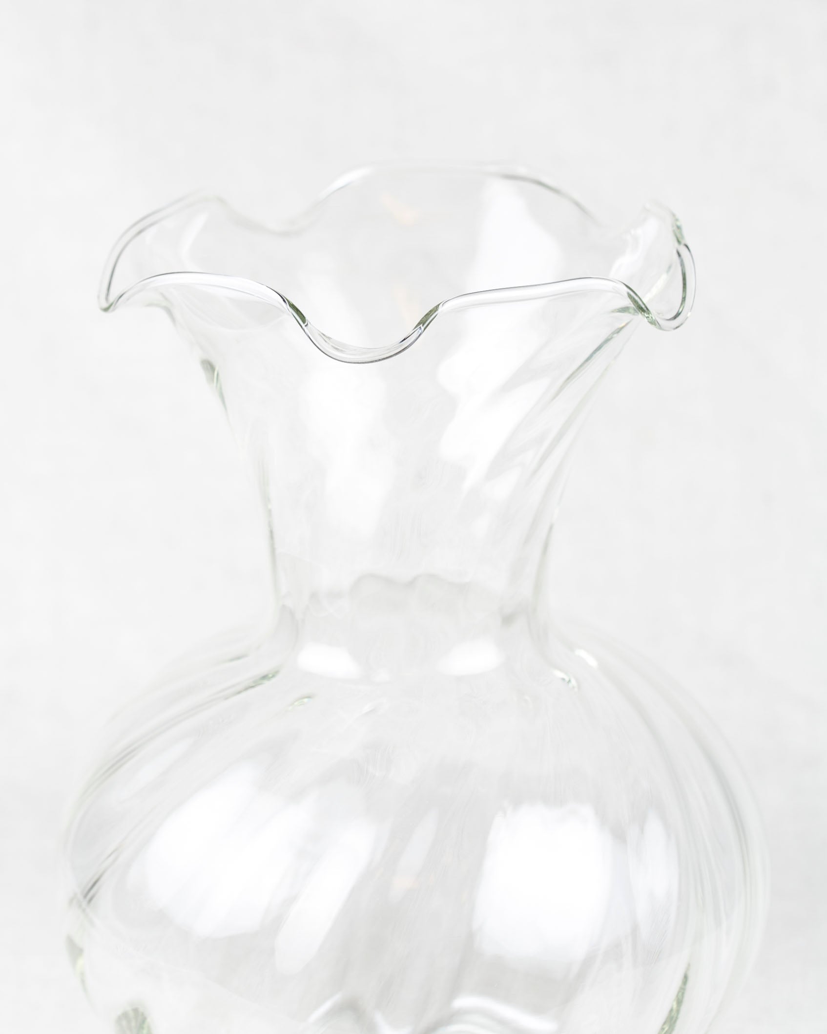 Große Vase aus Glas mit Rüschenrand