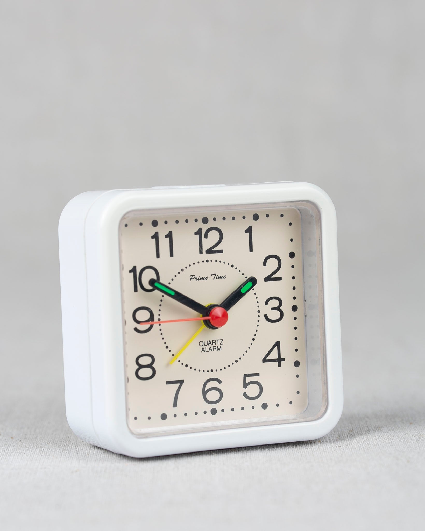 Weißer Vintage Wecker