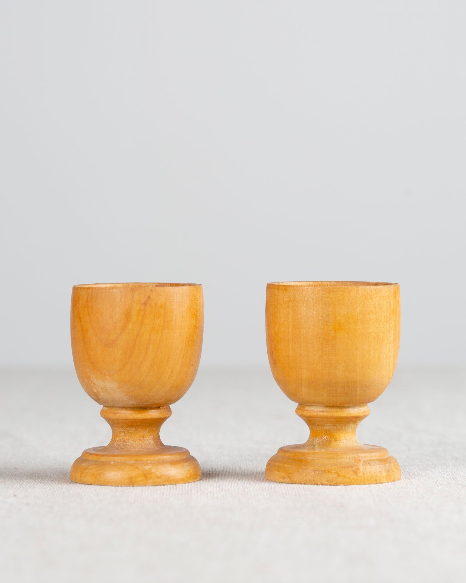 Zwei Eierbecher aus Holz