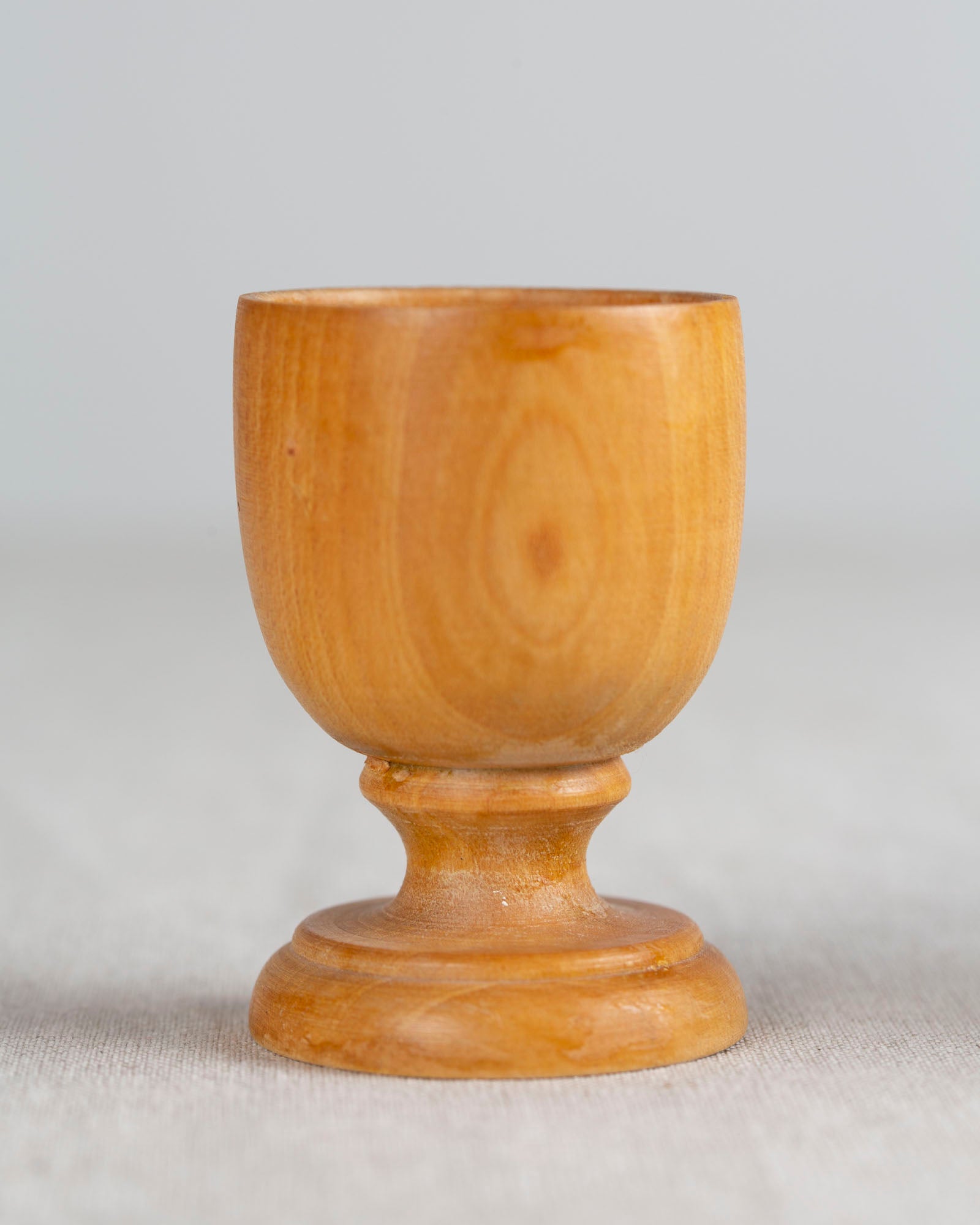 Zwei Eierbecher aus Holz