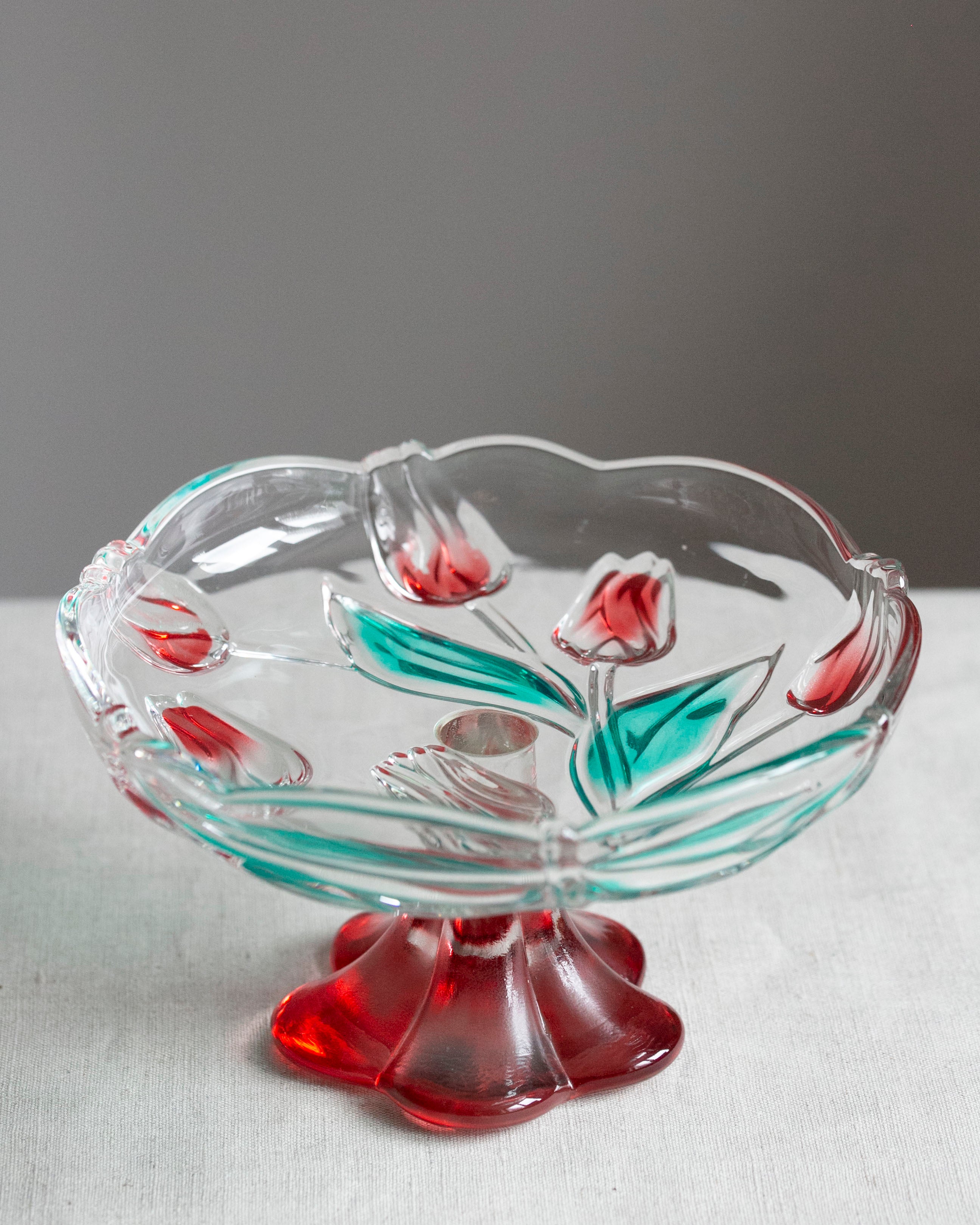 Glasschale mit Tulpenverzierung